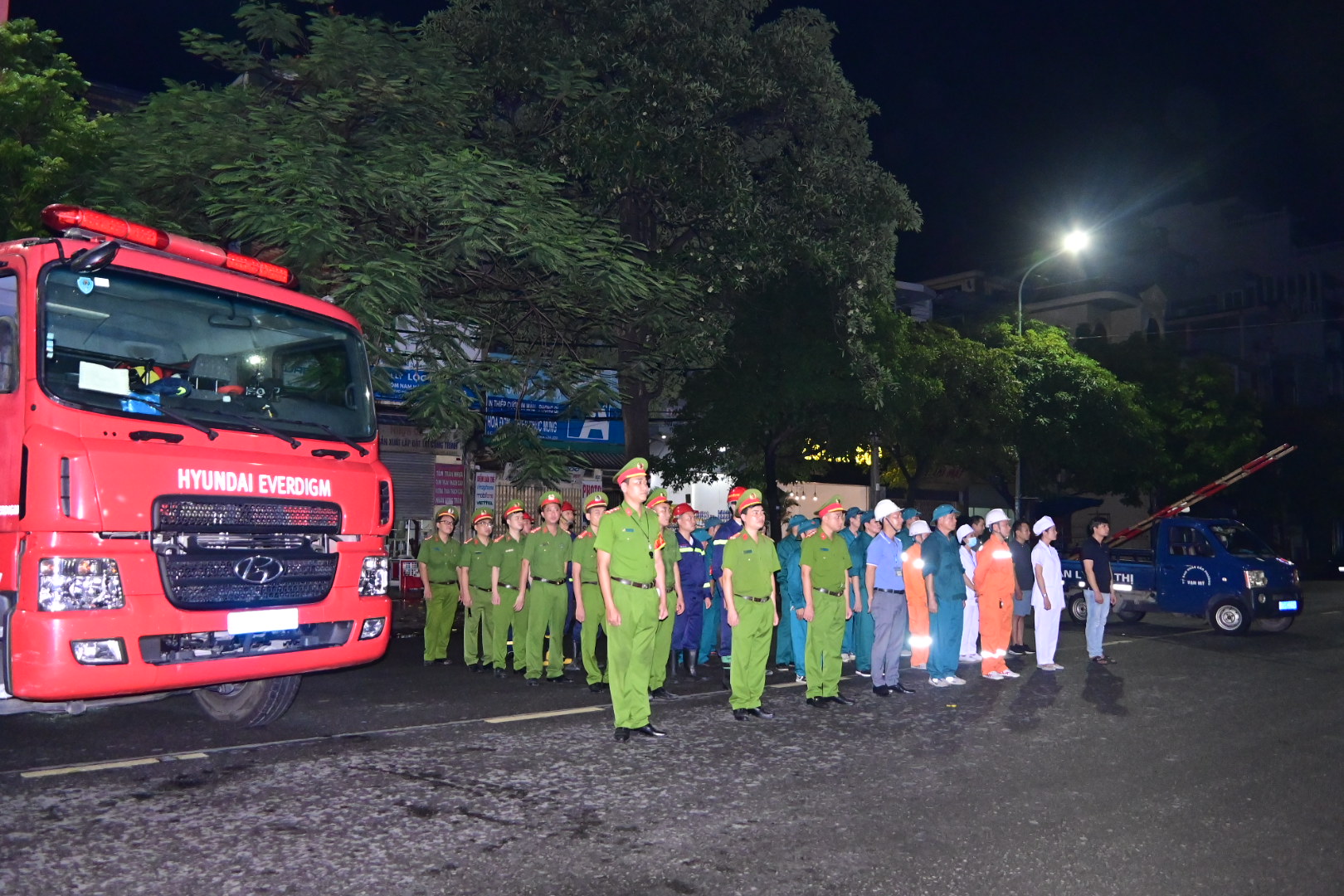 Thực tập phương án chữa cháy và cứu nạn, cứu hộ tại Tổ liên gia an toàn phòng cháy, chữa cháy trên toàn thành phố